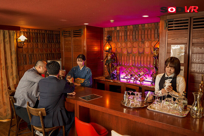 【衝撃VR】「妻がバーで他人に金玉搾り取られる裏メニュー」若宮穂乃の絶叫痴態に悶絶！3秒で勃起強制の背徳感がヤバい【48H限定70%OFF】 - 画像2